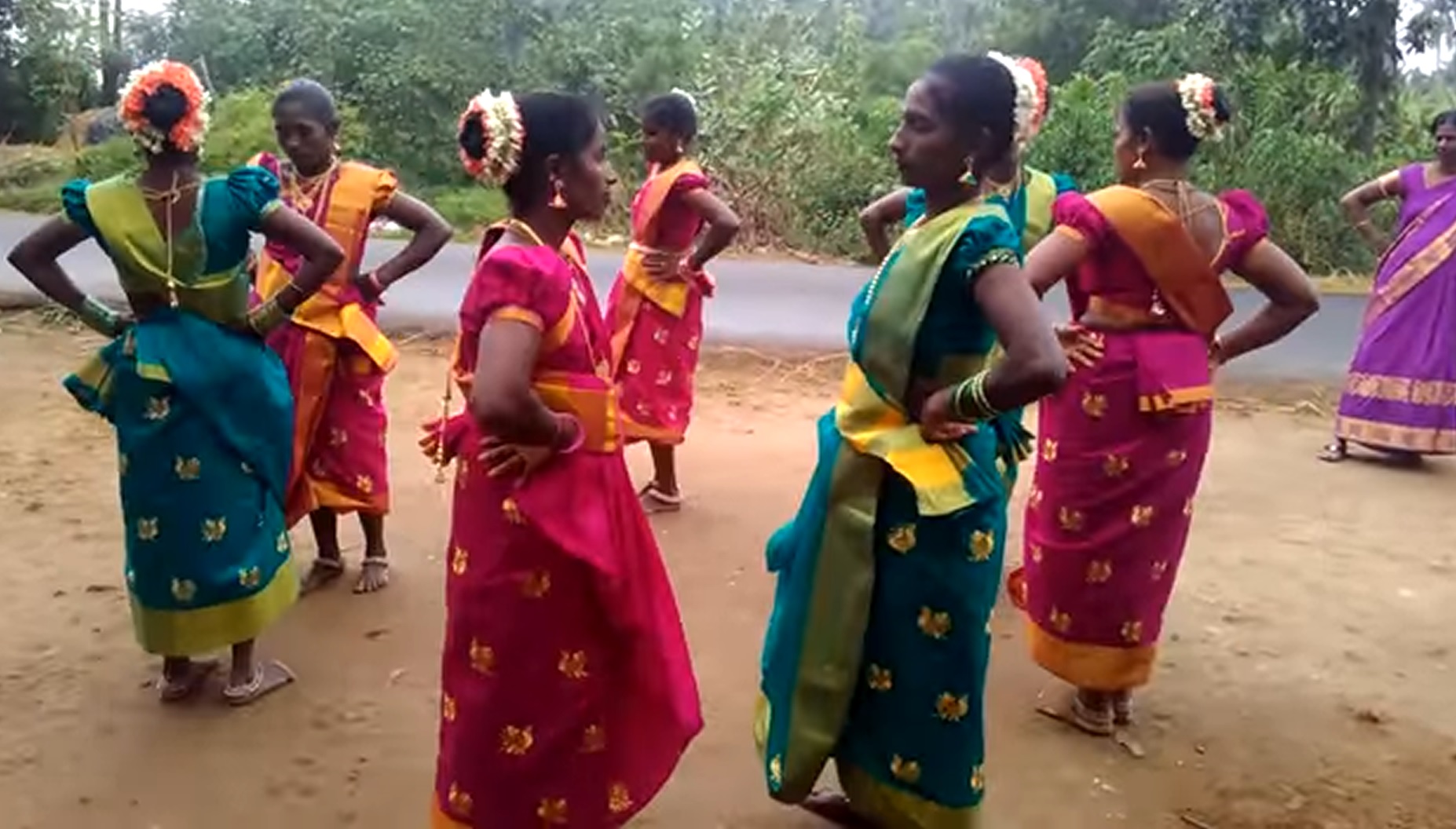 kummi-dance-of-tamil-nadu-vasudhaiva-kutumbakam